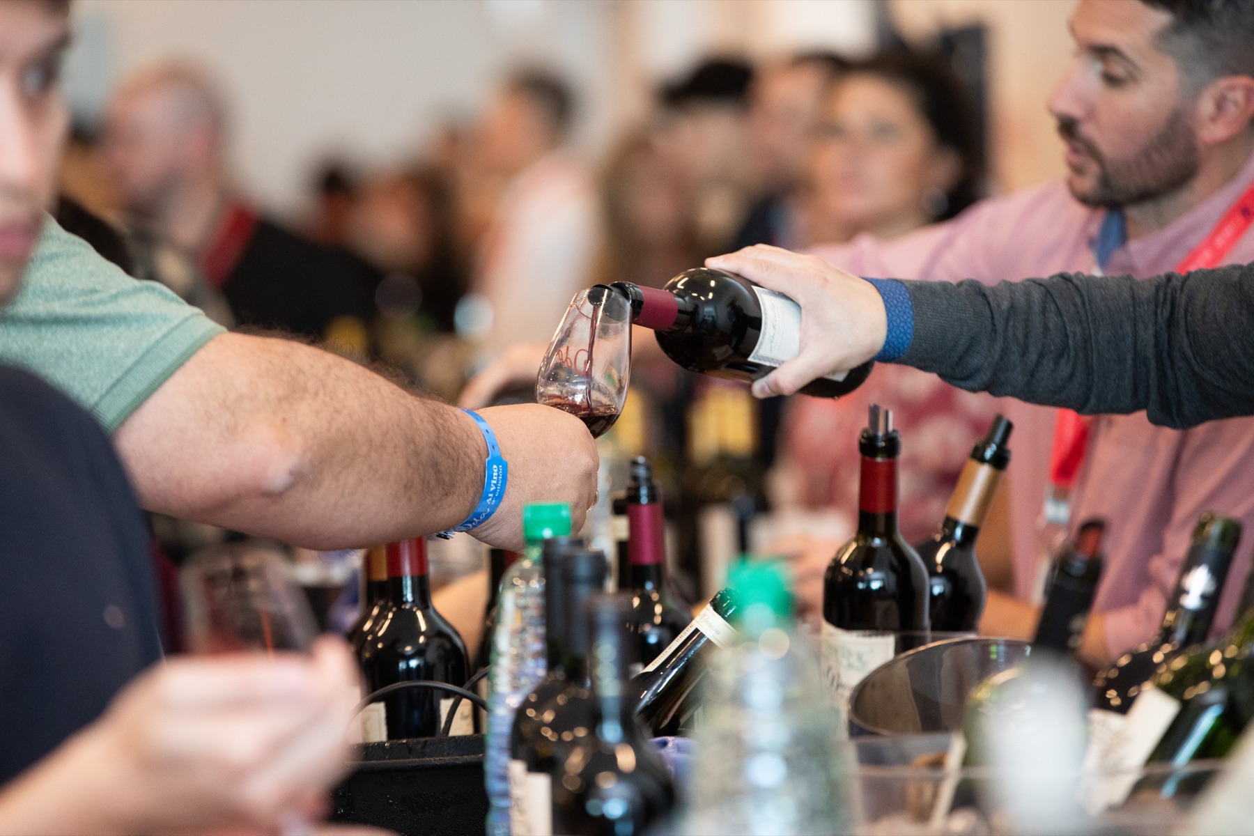 Bodega sirviendo vino en su stand