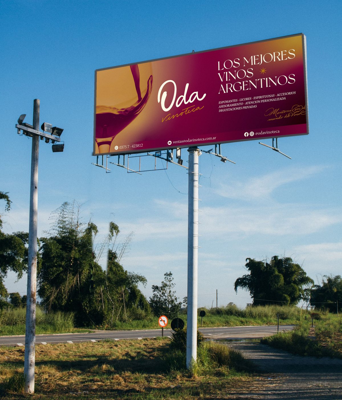 Cartel de ruta de ODA en una cartelera junto a la ruta, entre vegetación subtropical