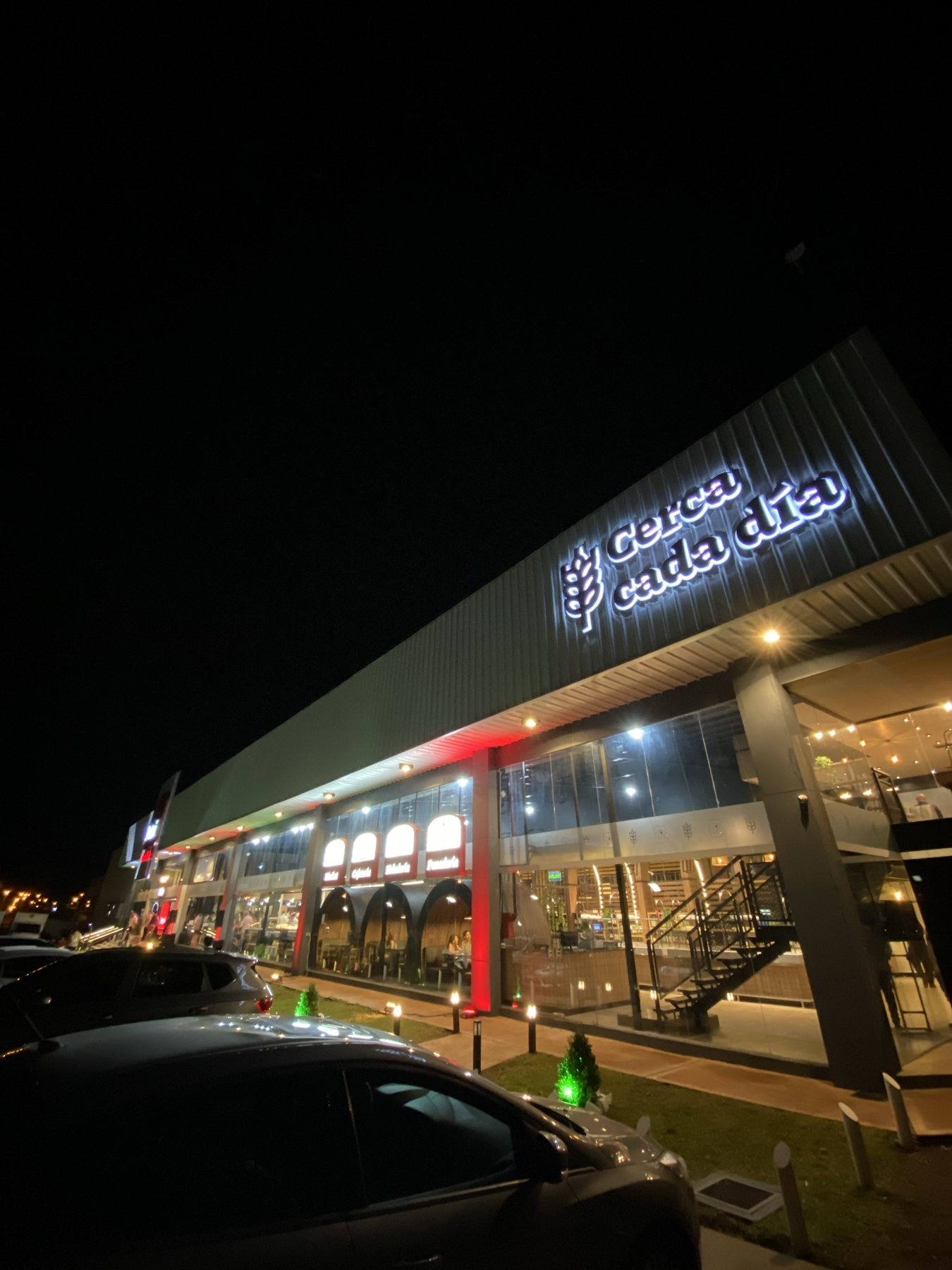 Itaembé · Fachada · noche